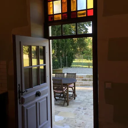 Swallows, Beautiful In The Grounds Of Chateau Beauvoir Tatil Evi *