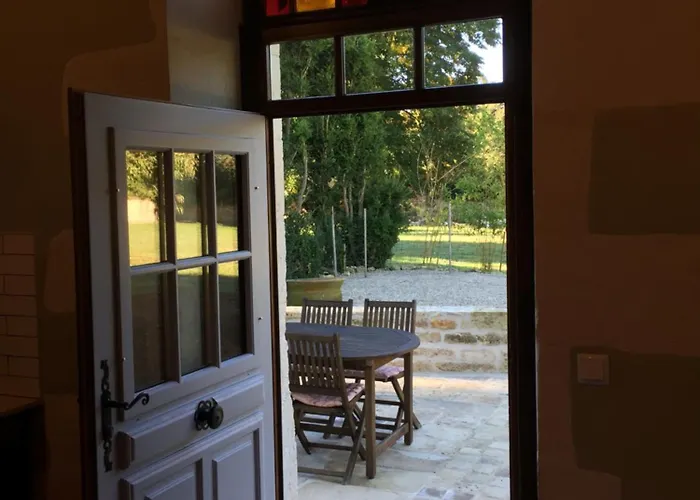 Swallows, Beautiful In The Grounds Of Chateau Beauvoir Semesterbostad *